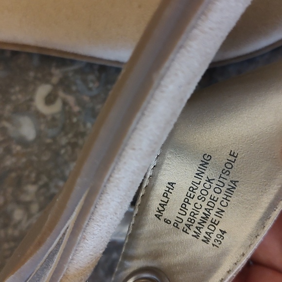 NWOT Anne Klein flat thong sandals in tan size 6 - Picture 8 of 8